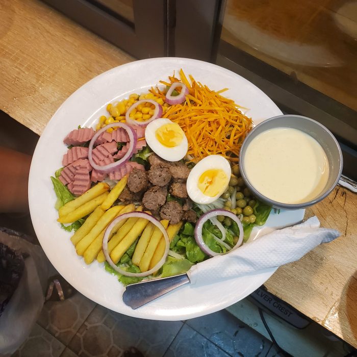 Laitue + spaguetti + viande + saucisse + oeuf + légumes (1000f)