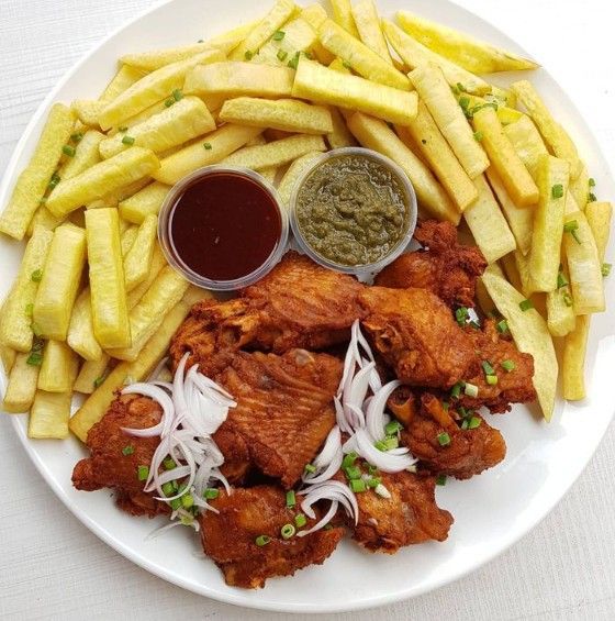 Igname frite + Aloco + Poulet (3500f)