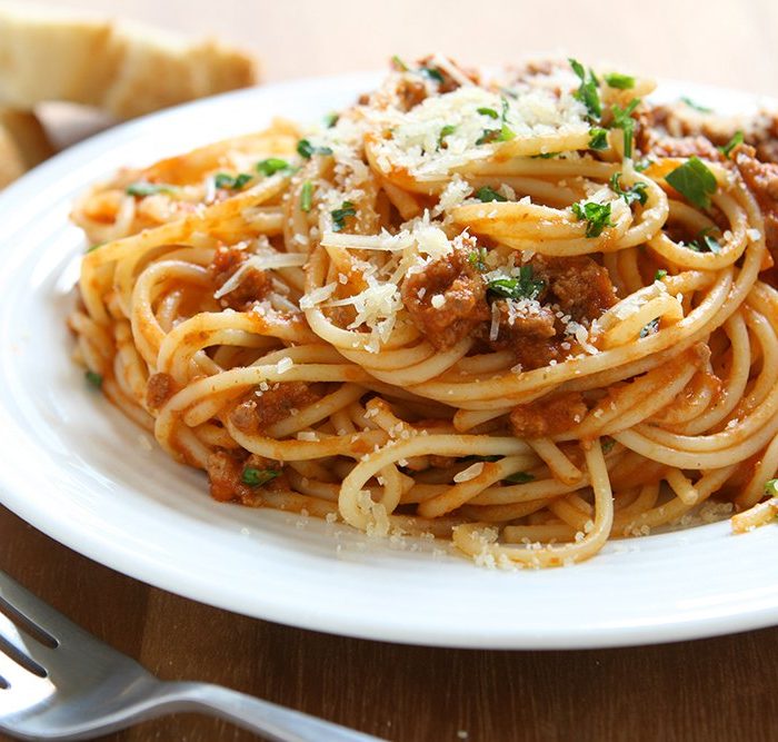 Spaguetti + saucisse + omelette (1500f)